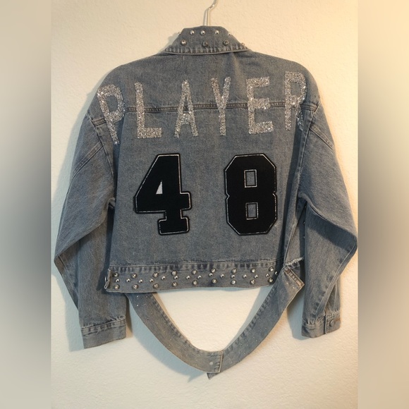 AKIRA PLAYER APPLIQUÉ STUDDED DENIM JACKET SIZE: SMALL - Picture 4 of 9